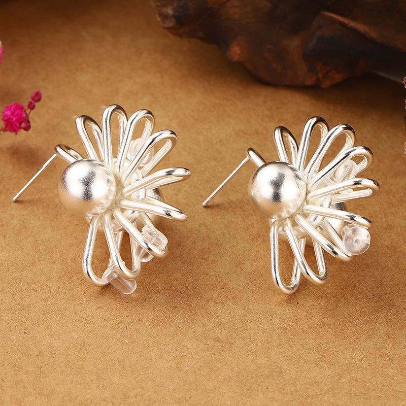 Flower stud earrings advanced sense new simple fashion summer versatile retro personalized earrings three-dimensional hollow niche earrings women
Flower stud earrings advanced sense new simple fashion summer versatile retro personalized earrings three-dimensional hollow niche earrings women