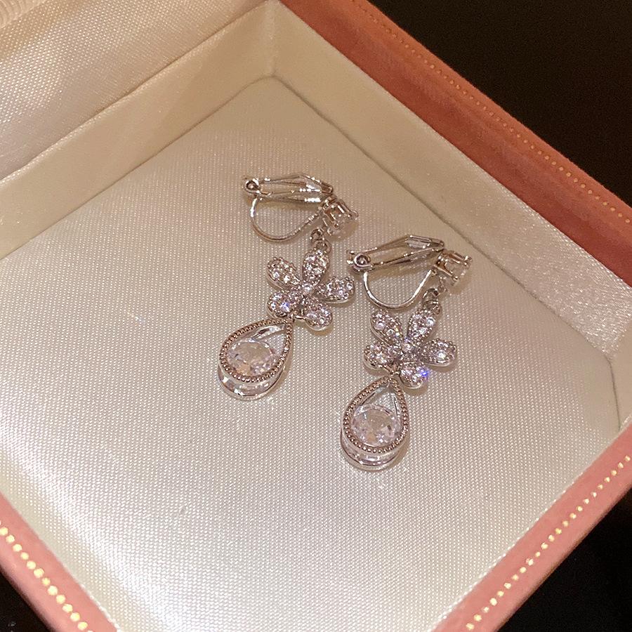 Zircon flower water drop pendant earclip exquisite simple fashion earrings light luxury high sense earrings design sense niche
Zircon flower water drop pendant earclip exquisite simple fashion earrings light luxury high sense earrings design sense niche