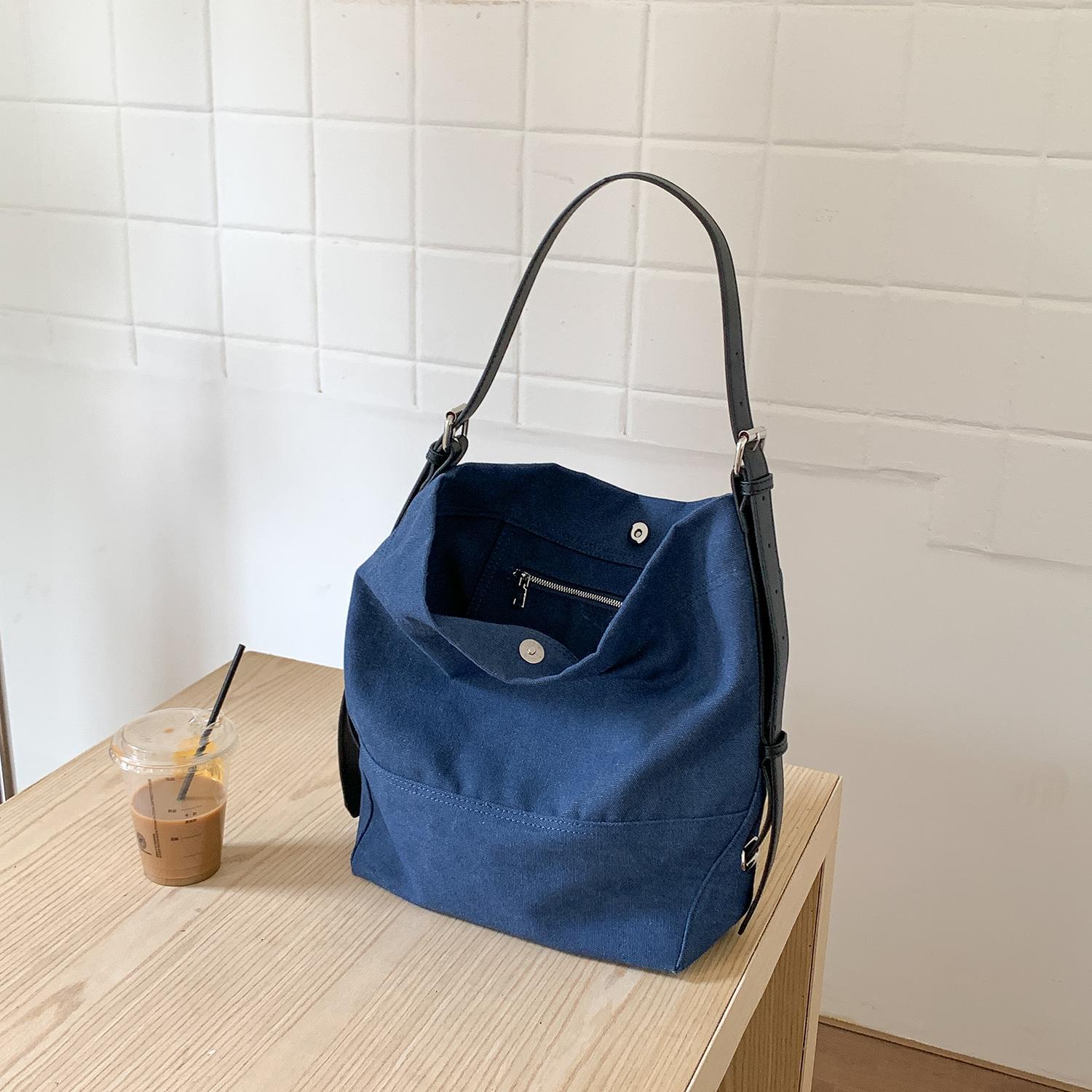 Tote Bag Large Capacity Women s Casual Fashionable Shoulder Bucket Niche Korean Canvas Ins синій
Tote Bag Large Capacity Women s Casual Fashionable Shoulder Bucket Niche Korean Canvas Ins синій