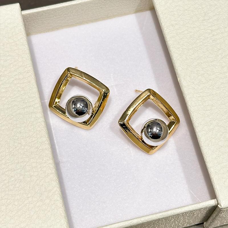 New earrings, cold wind, round ball beads, two-color splicing studs, geometric square fashion women s earrings золотий
New earrings, cold wind, round ball beads, two-color splicing studs, geometric square fashion women s earrings золотий