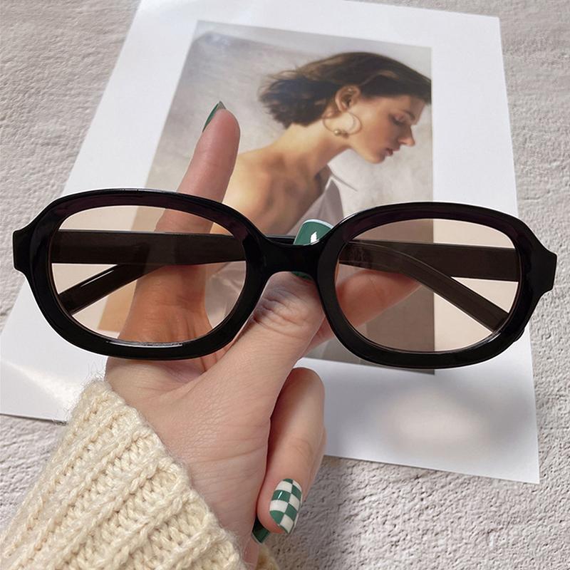 Unisex Retro Sunglasses with UV400 Protection and Anti-Blue Light Capabilities for Outdoor Summer Fun and Photography.
Unisex Retro Sunglasses with UV400 Protection and Anti-Blue Light Capabilities for Outdoor Summer Fun and Photography.
