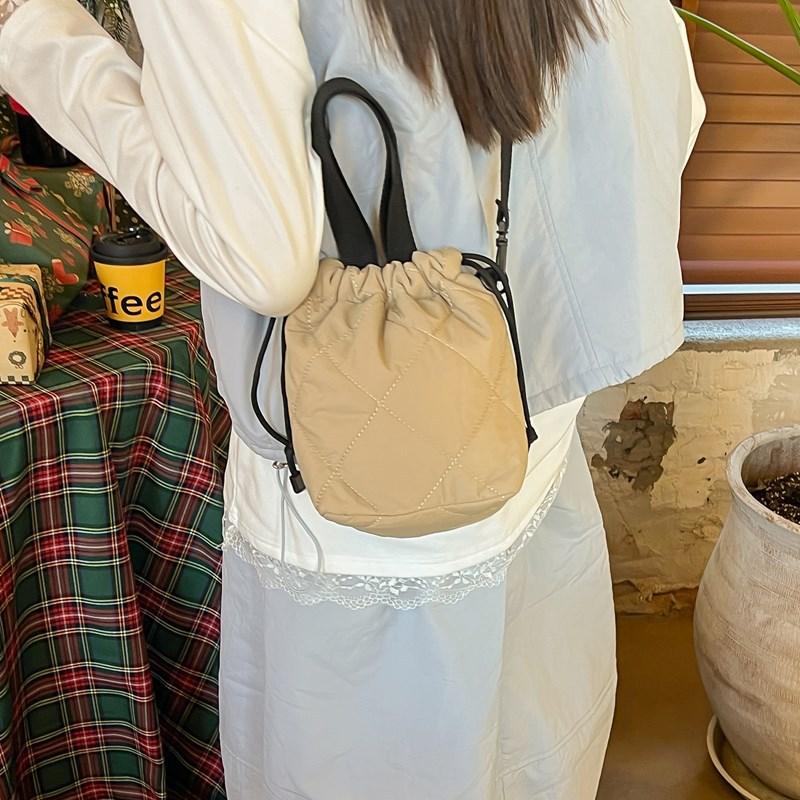 2025 autumn and winter new bucket-type messenger bag women s bag rhombus embroidered thread cotton clothes lightweight small bag 25*12*22
2025 autumn and winter new bucket-type messenger bag women s bag rhombus embroidered thread cotton clothes lightweight small bag 25*12*22