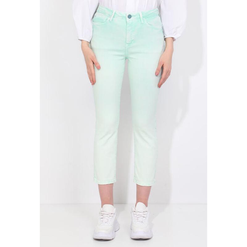 Зеленые женские джинсы стандартного кроя
Зеленые женские джинсы стандартного кроя
