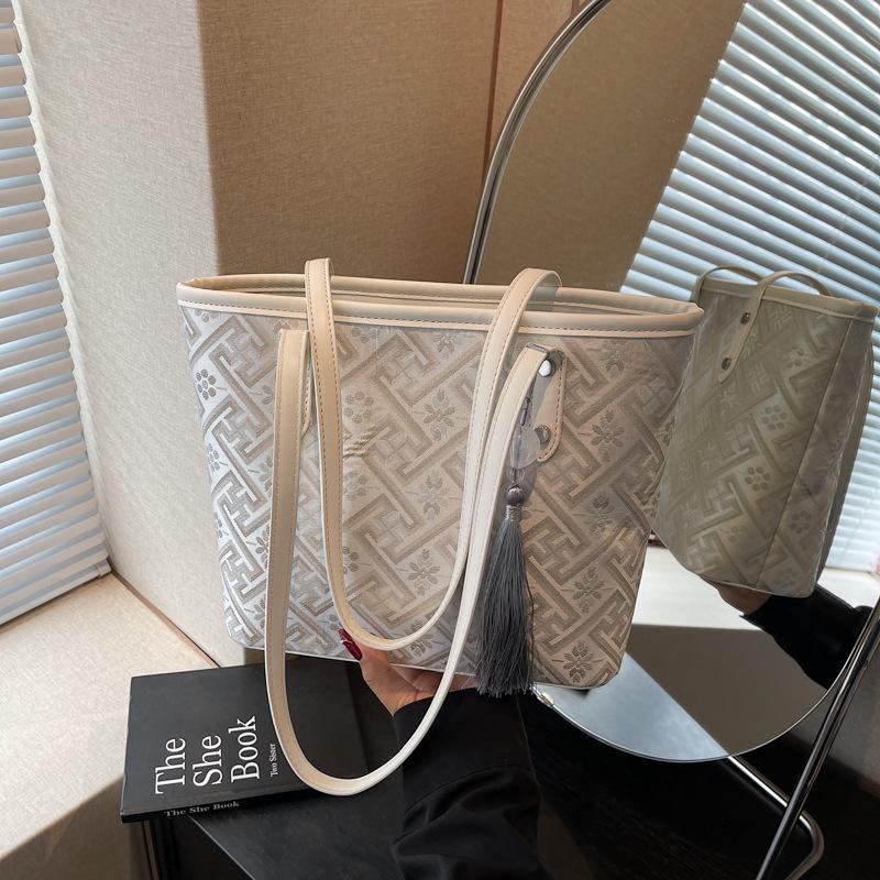 Сумка большой вместимости женская летняя универсальная новая повседневная на плечо премиальной текстуры сумка-тоут для поездок
Сумка большой вместимости женская летняя универсальная новая повседневная на плечо премиальной текстуры сумка-тоут для поездок