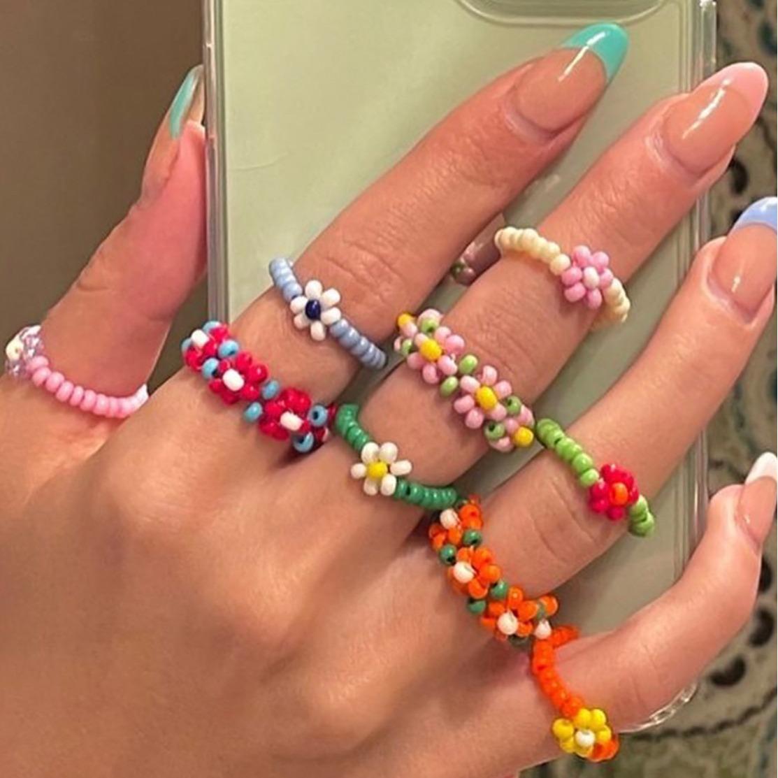 Accessories, fashionable sweet and cool ethnic style flower woven rings, pastoral simple holiday rice bead jewelry
Accessories, fashionable sweet and cool ethnic style flower woven rings, pastoral simple holiday rice bead jewelry
