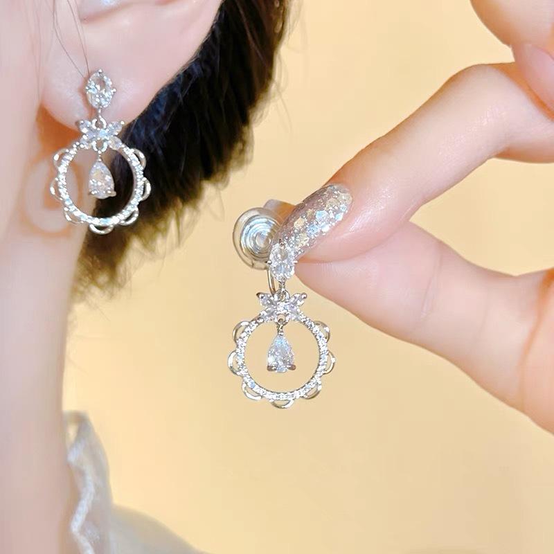 Mosquito coil disc ear clips without ear piercings~ French exquisite princess bow, water drop zircon stud earrings, fairy sweet earrings
Mosquito coil disc ear clips without ear piercings~ French exquisite princess bow, water drop zircon stud earrings, fairy sweet earrings