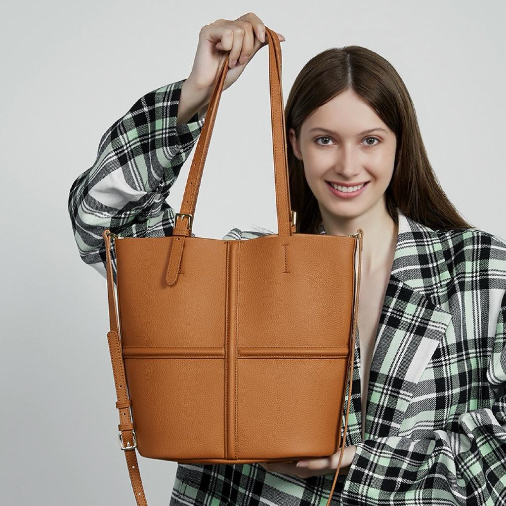 First Layer Cowhide Single Shoulder Mother Child Bag Can Be Slanted. New Genuine Leather Retro Commuter Light Luxury Tote Women s Bag Mouth 32 bottom 26 * 15 * 29
First Layer Cowhide Single Shoulder Mother Child Bag Can Be Slanted. New Genuine Leather Retro Commuter Light Luxury Tote Women s Bag Mouth 32 bottom 26 * 15 * 29