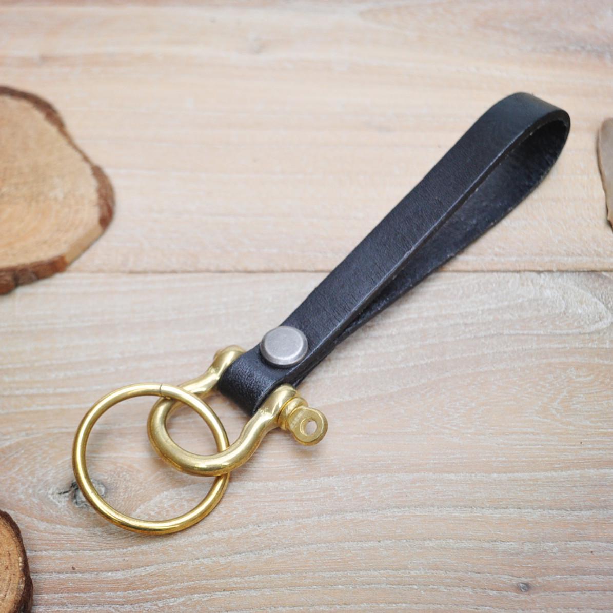Брелок для ключей из коровьей кожи растительного дубления с латунной пряжкой в форме подковы - ретро-дизайн чёрный
Брелок для ключей из коровьей кожи растительного дубления с латунной пряжкой в форме подковы - ретро-дизайн чёрный