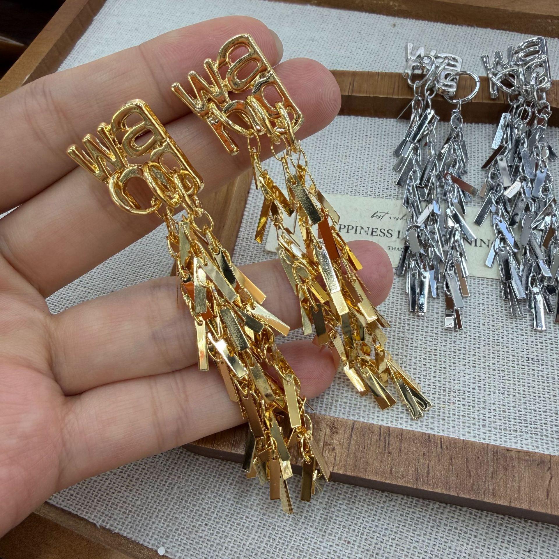 Gold Letter Pieces Tassel Women S Autumn And Winter Exaggerated Light Luxury High-End Earrings Niche Unique Temperament Accessories
Gold Letter Pieces Tassel Women S Autumn And Winter Exaggerated Light Luxury High-End Earrings Niche Unique Temperament Accessories