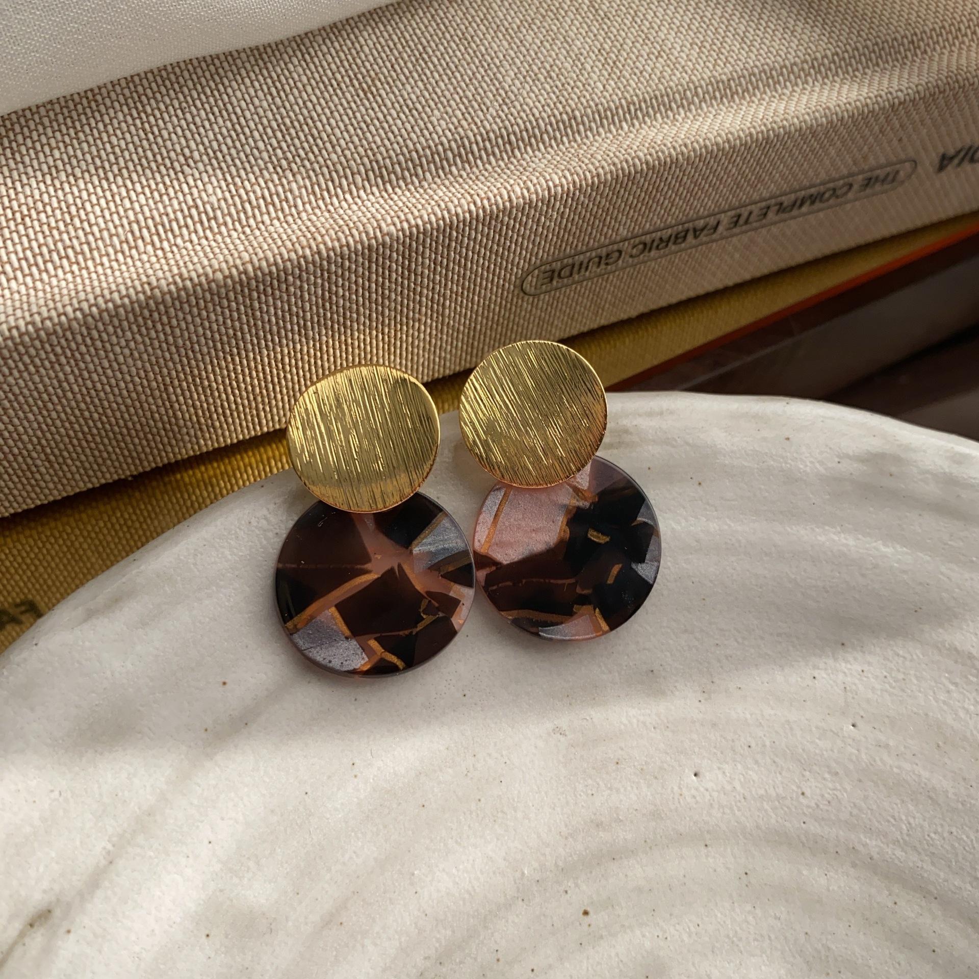 Spring colorful asymmetrical stud earrings new spring and summer retro personality simple design sense niche versatile stud earrings
Spring colorful asymmetrical stud earrings new spring and summer retro personality simple design sense niche versatile stud earrings