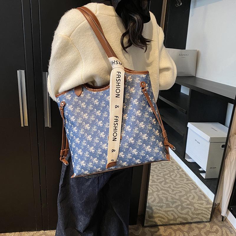 High value bag female versatile 2025 commuter large capacity Internet celebrity tote bag new fashion senior shoulder bag 34.5*12*34
High value bag female versatile 2025 commuter large capacity Internet celebrity tote bag new fashion senior shoulder bag 34.5*12*34