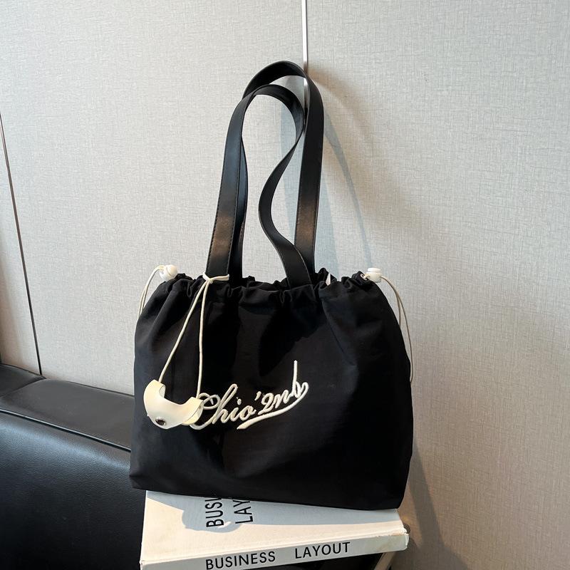 Oxford cloth bag women s large-capacity new summer versatile drawstring shoulder bag student class tote bag чорний
Oxford cloth bag women s large-capacity new summer versatile drawstring shoulder bag student class tote bag чорний