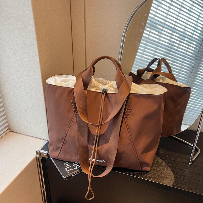 Li Shen Women s Travel Duffle Bag
Li Shen Women s Travel Duffle Bag