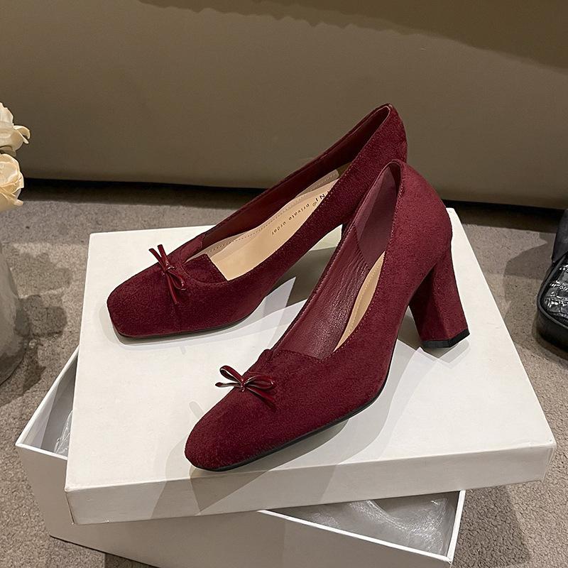 Senior design sense niche small V square head temperament high heels women s thick heel single shoes bow 40 бордовий
Senior design sense niche small V square head temperament high heels women s thick heel single shoes bow 40 бордовий
