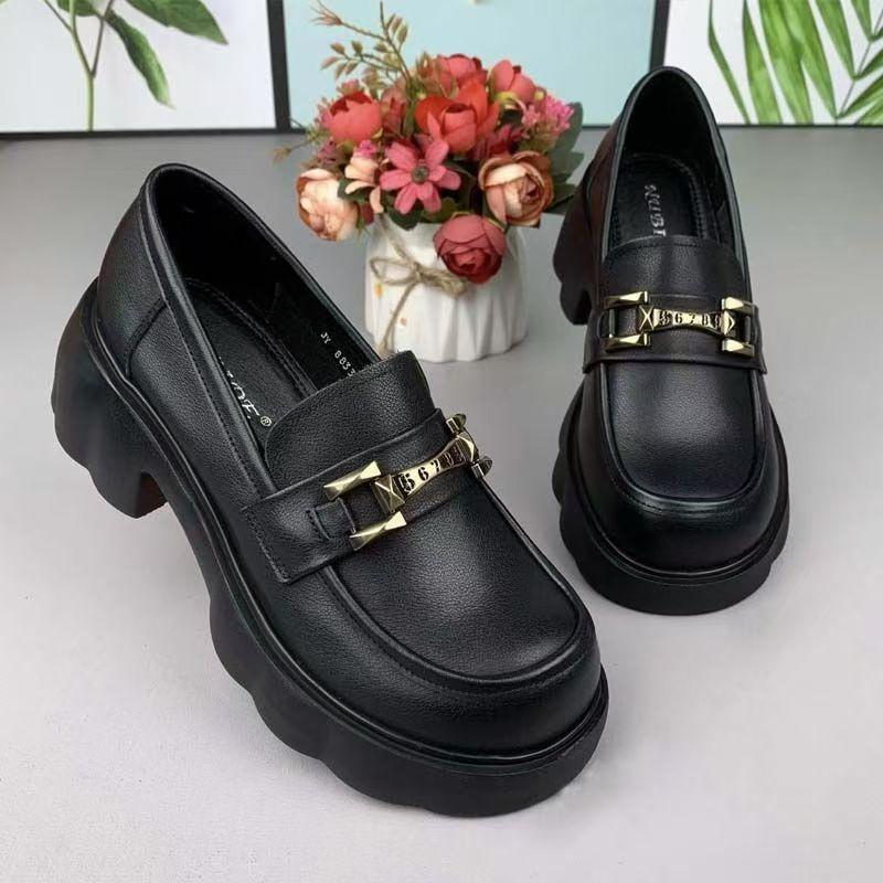 Женские лоферы на платформе в британском стиле, новинка сезона весна-осень 2025 года, универсальные туфли из маленькой кожи на мягкой подошве, на один педаль 40 чёрный
Женские лоферы на платформе в британском стиле, новинка сезона весна-осень 2025 года, универсальные туфли из маленькой кожи на мягкой подошве, на один педаль 40 чёрный