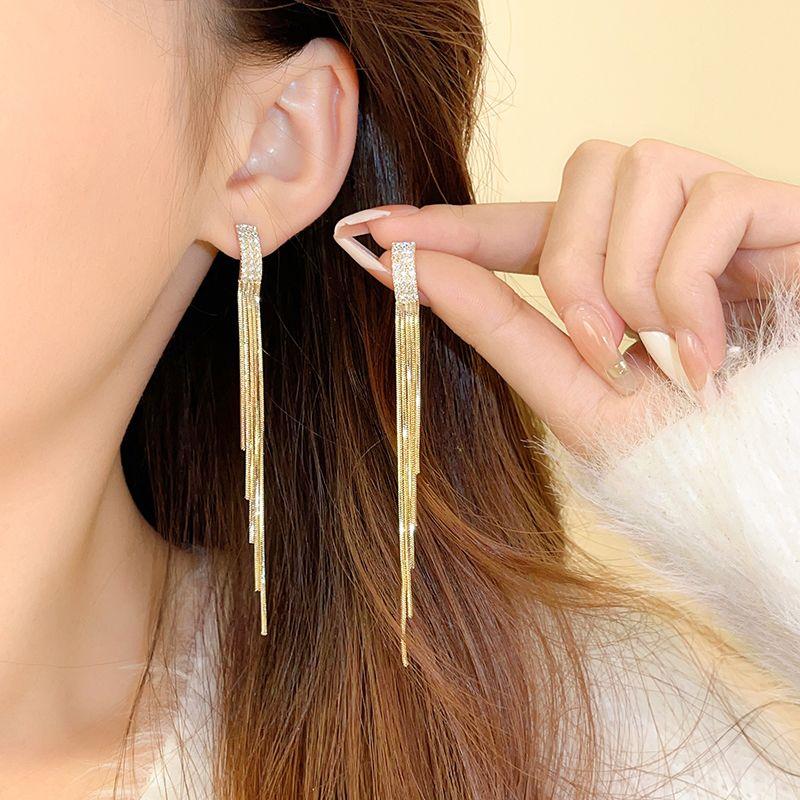 Accessible Luxury Metal Female Unique Retro Hong Kong Style Temperamental Earrings Golden Bench tassel
Accessible Luxury Metal Female Unique Retro Hong Kong Style Temperamental Earrings Golden Bench tassel