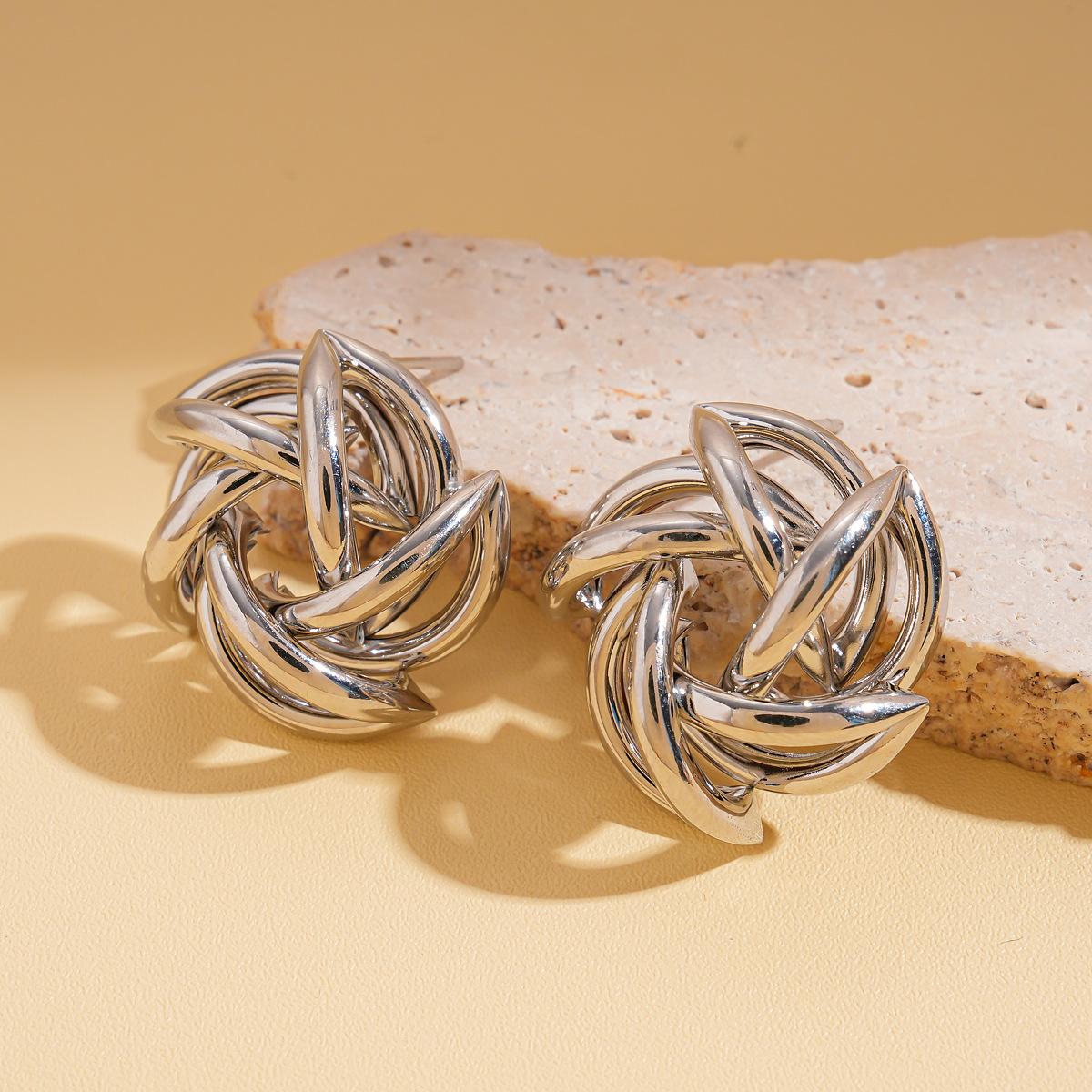 Metal geometric hollow flower vortex silver needle stud earrings temperament earrings
Metal geometric hollow flower vortex silver needle stud earrings temperament earrings