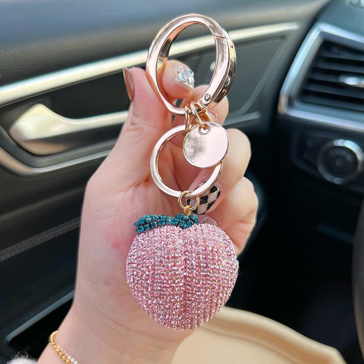 Персиковый брелок-коготь со стразами с большой хрустальной пряжкой
Персиковый брелок-коготь со стразами с большой хрустальной пряжкой