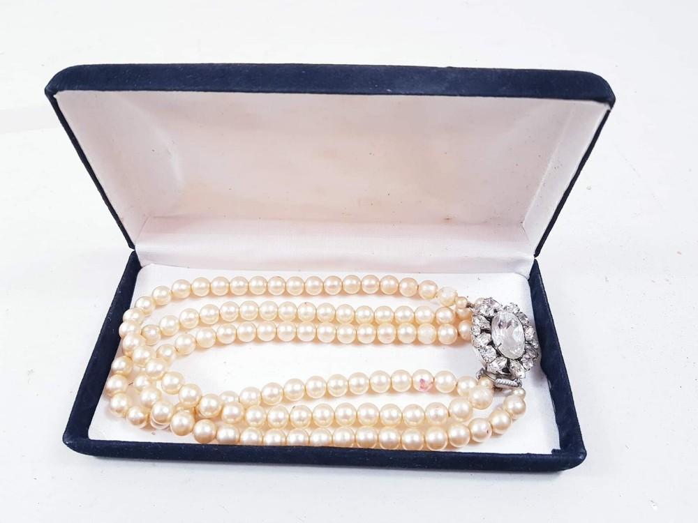 VINTAGE CLASSIC FASHION 3 STRING PEARL CHOKER WITH CLEAR STONE CENTRE Unisex T-Shirt XL
VINTAGE CLASSIC FASHION 3 STRING PEARL CHOKER WITH CLEAR STONE CENTRE Unisex T-Shirt XL