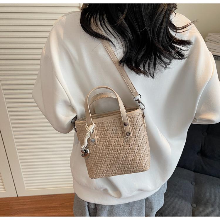 Niche bag women s 2025 summer new fashion women s bag popular shoulder messenger bag small bag mobile phone bag чёрный
Niche bag women s 2025 summer new fashion women s bag popular shoulder messenger bag small bag mobile phone bag чёрный