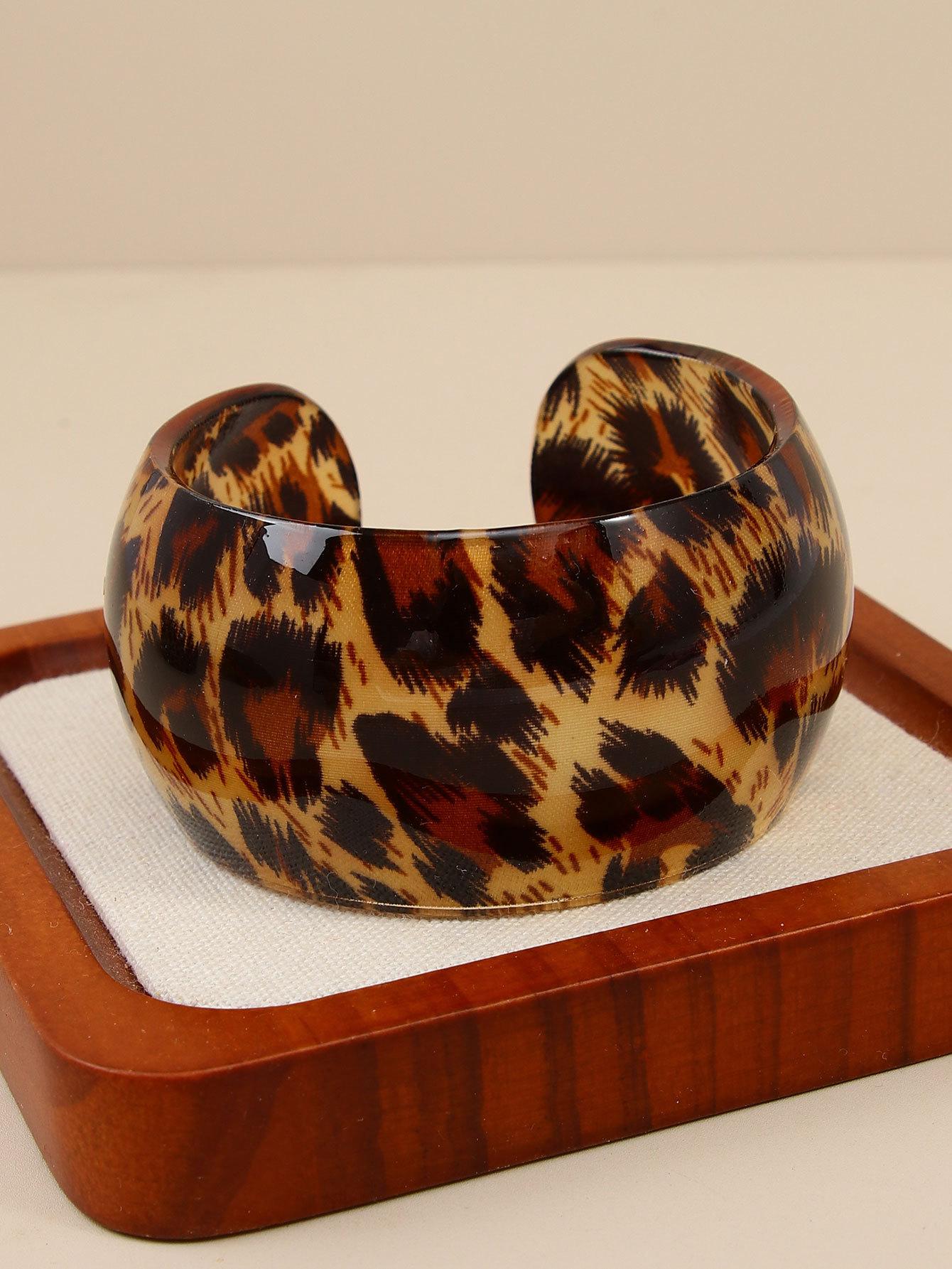 Sexy Leopard Print Resin Cuff Bangles Exaggerated Design Resin Material Leopard Print Bracelets Couple Style Wide Open
Sexy Leopard Print Resin Cuff Bangles Exaggerated Design Resin Material Leopard Print Bracelets Couple Style Wide Open
