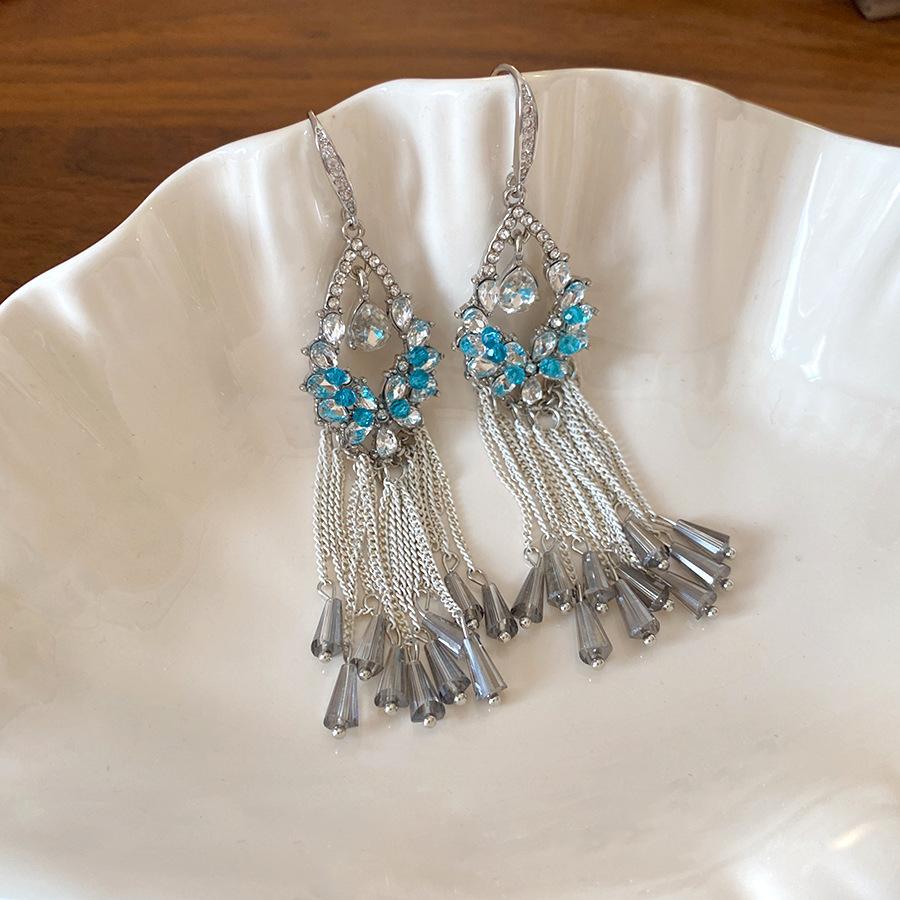 Diamond glass flower fringed ear hook retro ethnic style earrings versatile fashion Guochao earrings design sense niche
Diamond glass flower fringed ear hook retro ethnic style earrings versatile fashion Guochao earrings design sense niche