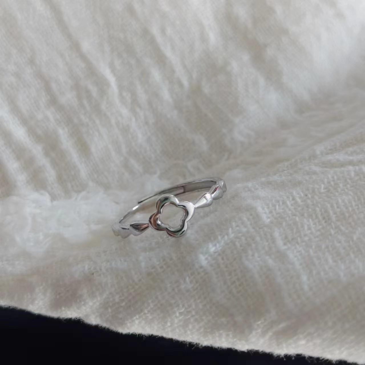 Кольцо из стерлингового серебра с цирконом в виде четырехлистного клевера - Простое, элегантное нишевое дизайн Adjustable Open Size
Кольцо из стерлингового серебра с цирконом в виде четырехлистного клевера - Простое, элегантное нишевое дизайн Adjustable Open Size