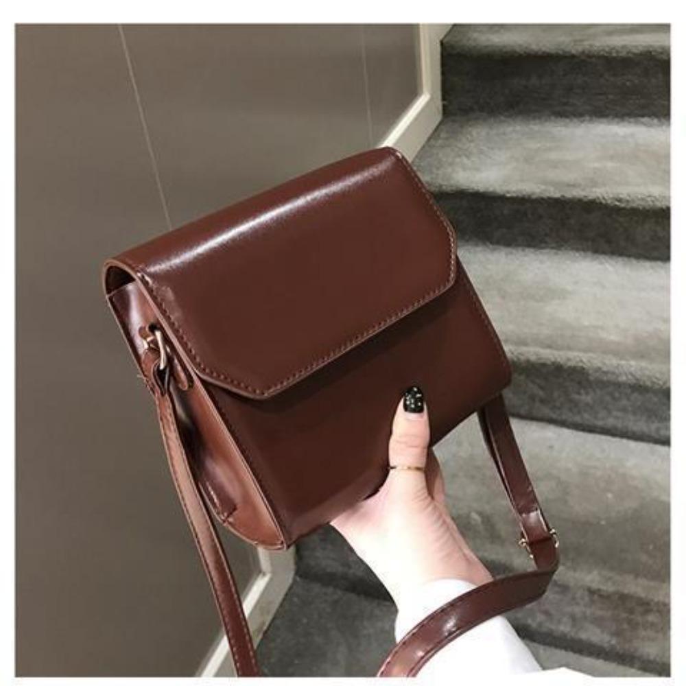 Crossbody small black bag female tide Korean version versatile simple single shoulder retro Hong Kong style small square bag темно-коричневого кольору
Crossbody small black bag female tide Korean version versatile simple single shoulder retro Hong Kong style small square bag темно-коричневого кольору