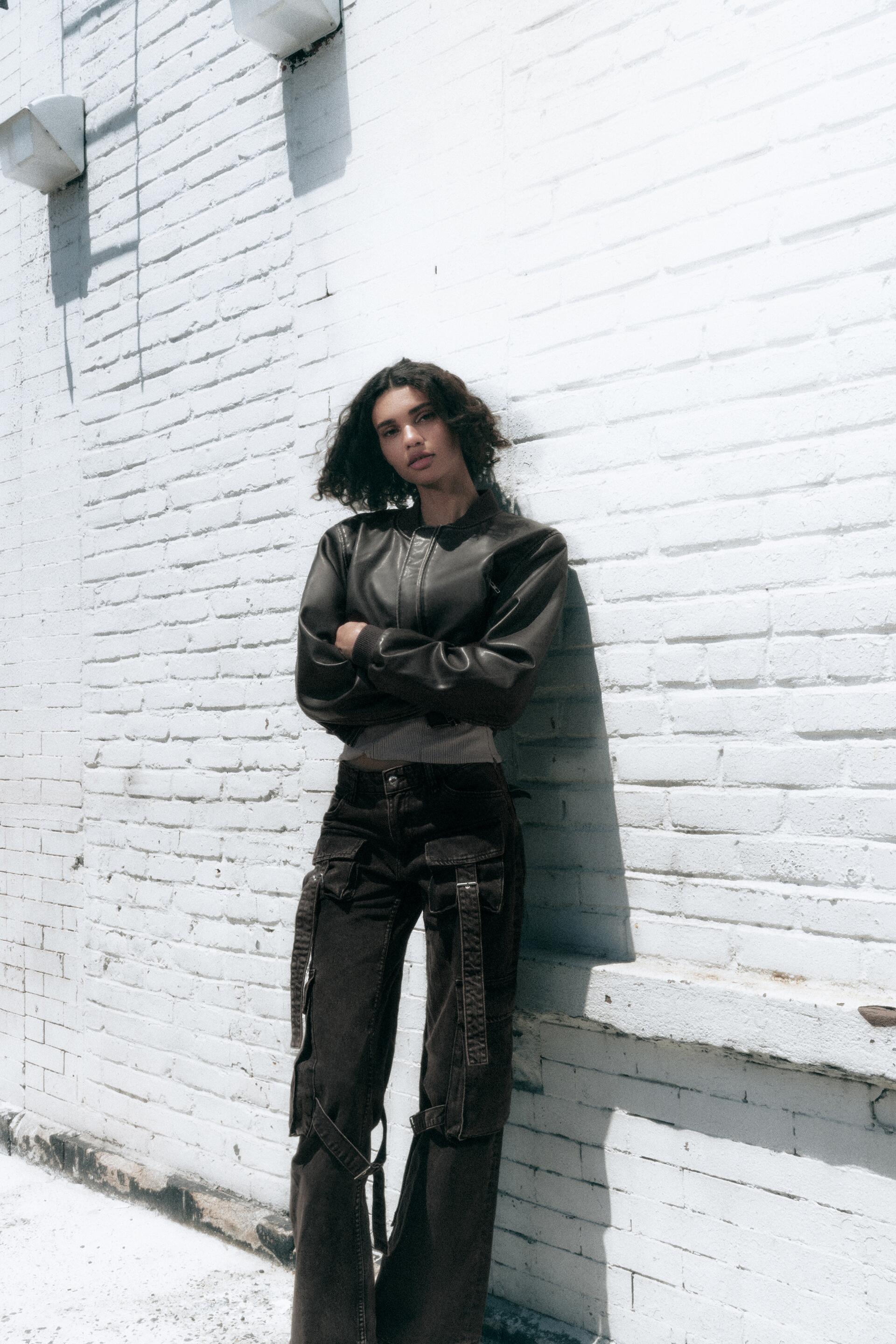 КУРТКА-БОМБЕР ИЗ ИСКУССТВЕННОЙ КОЖИ
КУРТКА-БОМБЕР ИЗ ИСКУССТВЕННОЙ КОЖИ