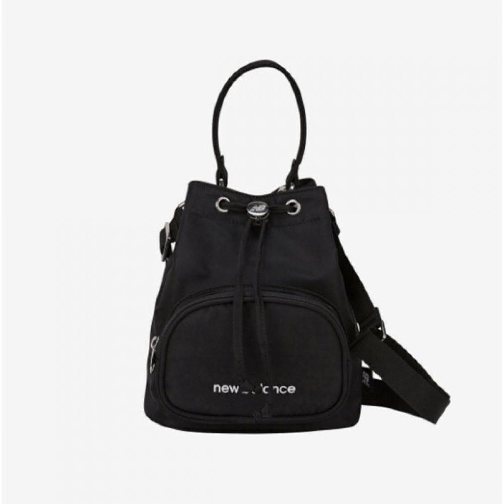 New Balance Kids Essentials Bucket Bag B1 Nk8aef304g 19 39 1.NK8AEF304G 19/FREE 
New Balance Kids Essentials Bucket Bag B1 Nk8aef304g 19 39 1.NK8AEF304G 19/FREE