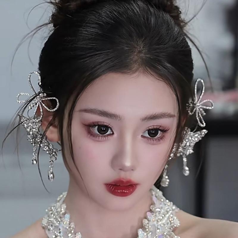 Diamond-encrusted butterfly hollow water drop pendant earrings temperament versatile high-end ear hanging fashion light luxury niche earrings women
Diamond-encrusted butterfly hollow water drop pendant earrings temperament versatile high-end ear hanging fashion light luxury niche earrings women