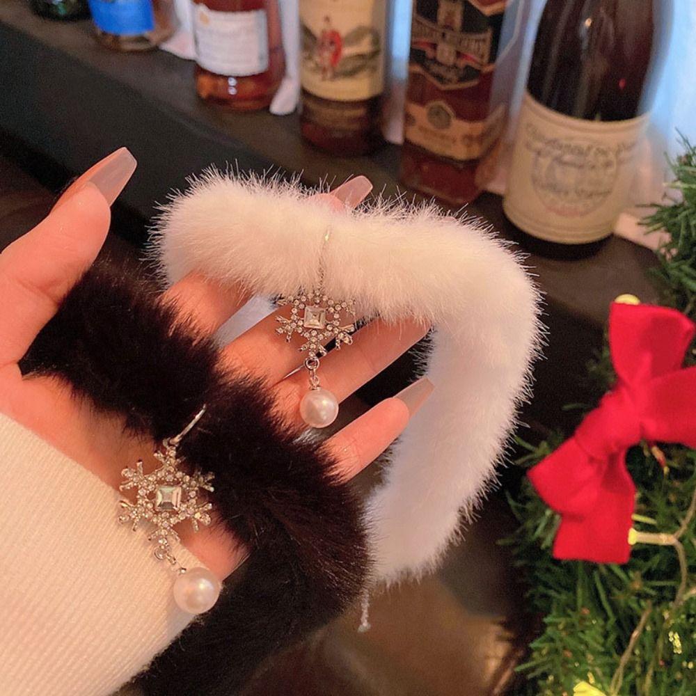 Snowflake Collar Bone Chain Pearl Pendant Sweet Clavicle Chain Snowflake Necklace Winter 03
Snowflake Collar Bone Chain Pearl Pendant Sweet Clavicle Chain Snowflake Necklace Winter 03