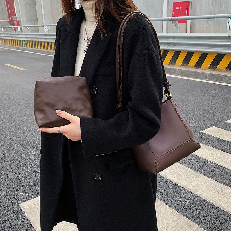 Single shoulder messenger bag, commuter bucket bag, high-end sense, simple child and mother, retro bag, niche large-capacity women s bag коричневий
Single shoulder messenger bag, commuter bucket bag, high-end sense, simple child and mother, retro bag, niche large-capacity women s bag коричневий