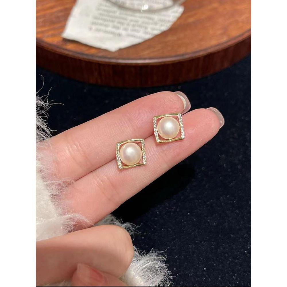 Серьги с микро-инкрустацией циркония и квадратным жемчугом из серебра 925 пробы для женщин - легкий роскошный дизайн
Серьги с микро-инкрустацией циркония и квадратным жемчугом из серебра 925 пробы для женщин - легкий роскошный дизайн