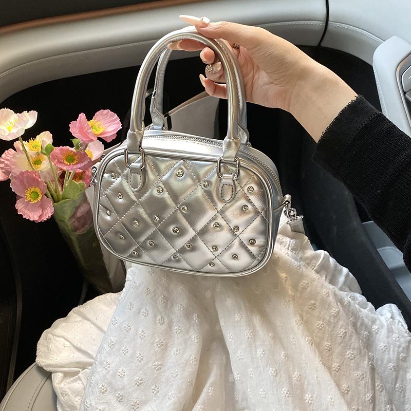 Маленькая сумка в форме ромба с бриллиантами, сумка-боулинг, новая сумочка, сумка через плечо. серебряный
Маленькая сумка в форме ромба с бриллиантами, сумка-боулинг, новая сумочка, сумка через плечо. серебряный