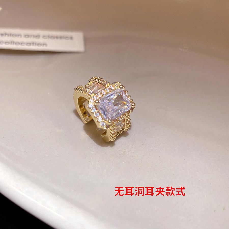 K real gold electroplated zircon round ear clips retro personality fashion exquisite ear bone clips light luxury high-end earrings
K real gold electroplated zircon round ear clips retro personality fashion exquisite ear bone clips light luxury high-end earrings