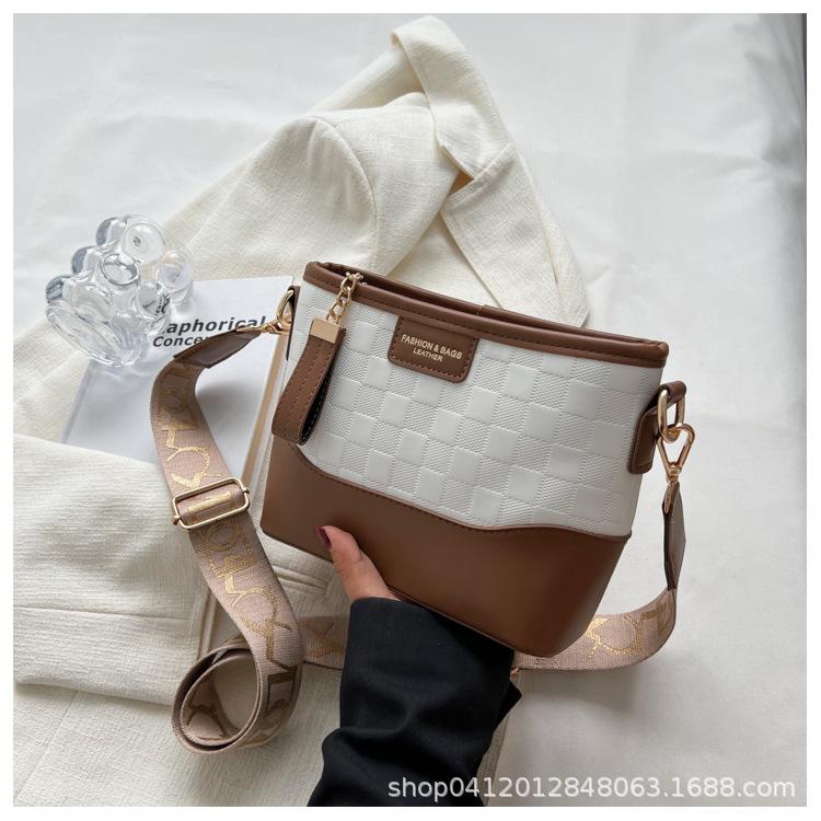 2025 novel temperament versatile bag large capacity advanced texture wide shoulder strap design messenger bag
2025 novel temperament versatile bag large capacity advanced texture wide shoulder strap design messenger bag