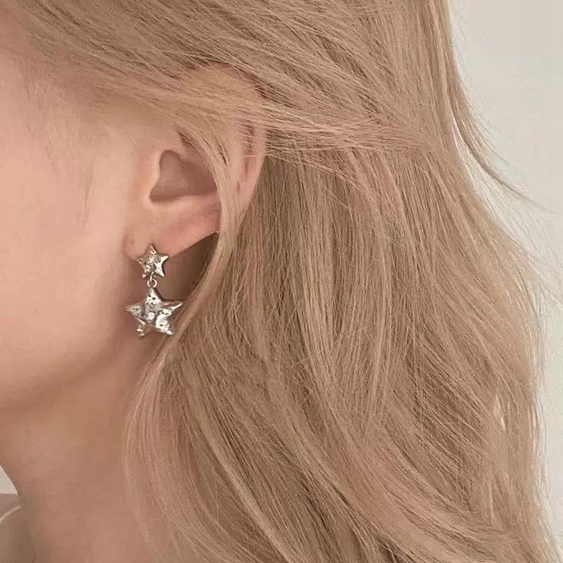 New double-layer five-pointed star ear clips without holes, high-end sense, niche cold wind earrings, mosquito coil disc, fashion studs.
New double-layer five-pointed star ear clips without holes, high-end sense, niche cold wind earrings, mosquito coil disc, fashion studs.