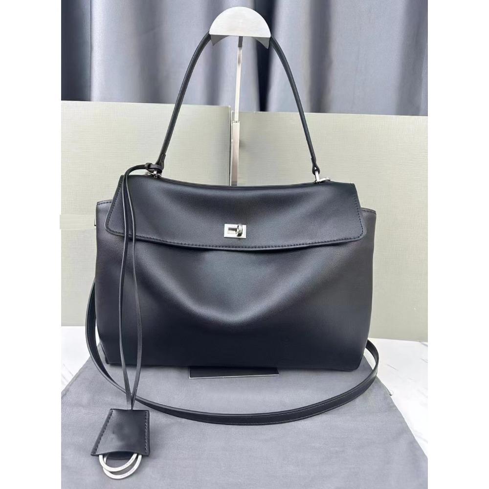 Direct-batch Motorcycle Bag With A Cowhide Lock And A Portable Crossbody Bag Is Practical And Has A Large Capacity 23x8x10cm
Direct-batch Motorcycle Bag With A Cowhide Lock And A Portable Crossbody Bag Is Practical And Has A Large Capacity 23x8x10cm