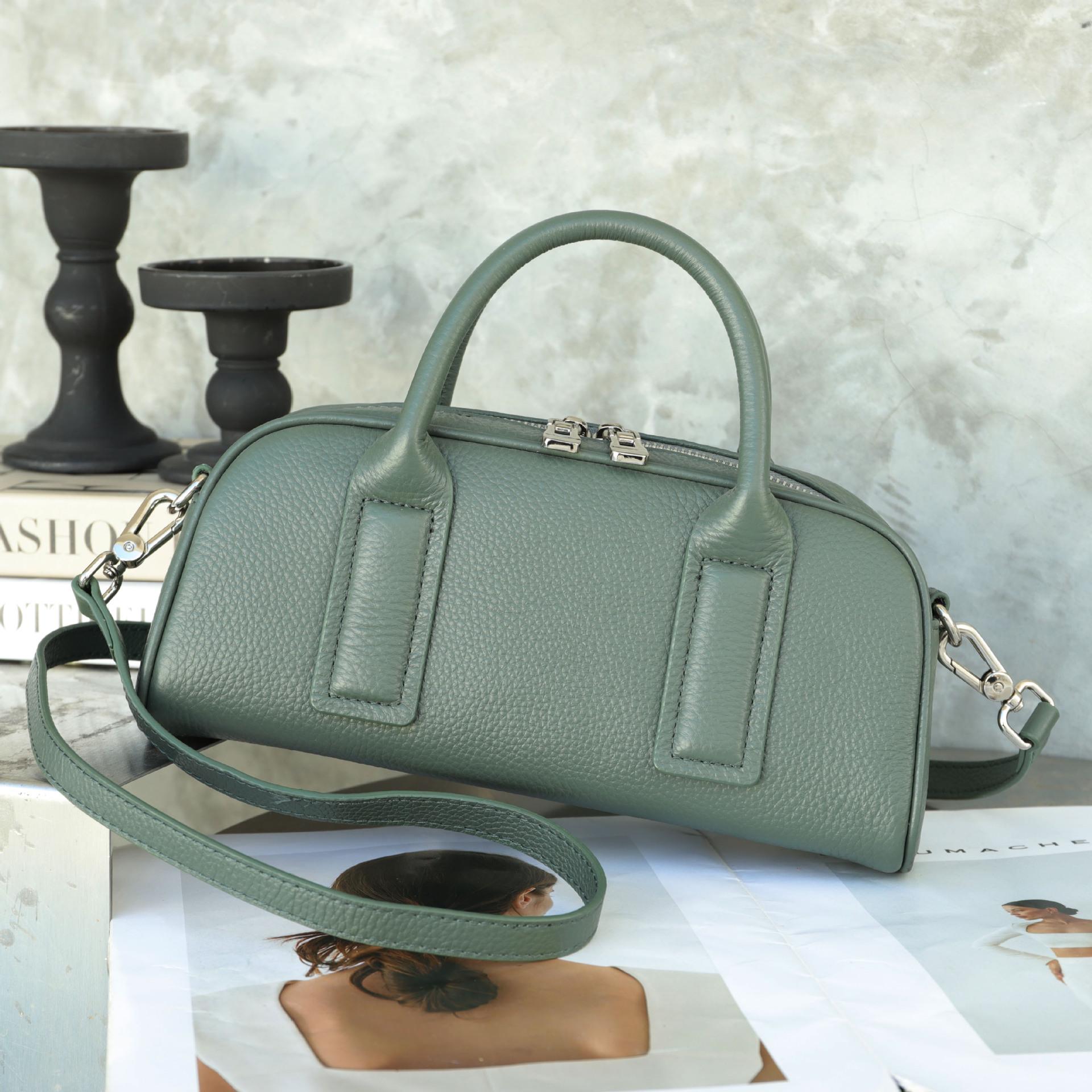 Women s Genuine Leather Boston Crossbody Bag with a High-End Feel - Large Capacity, Handheld, Motorcycle Style 27x9.5x12 cm
Women s Genuine Leather Boston Crossbody Bag with a High-End Feel - Large Capacity, Handheld, Motorcycle Style 27x9.5x12 cm