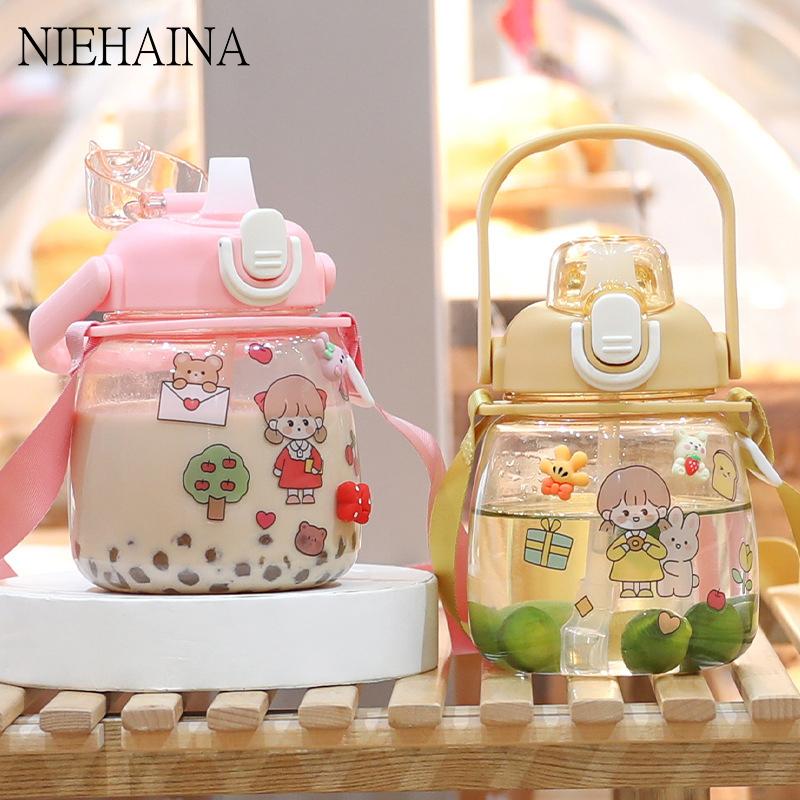 Дно для напитков с соломинкой, большая емкость, детский ремень для предотвращения падения, отскакивающая крышка, большая соломенная пластиковая бутылка для воды для живота
Дно для напитков с соломинкой, большая емкость, детский ремень для предотвращения падения, отскакивающая крышка, большая соломенная пластиковая бутылка для воды для живота