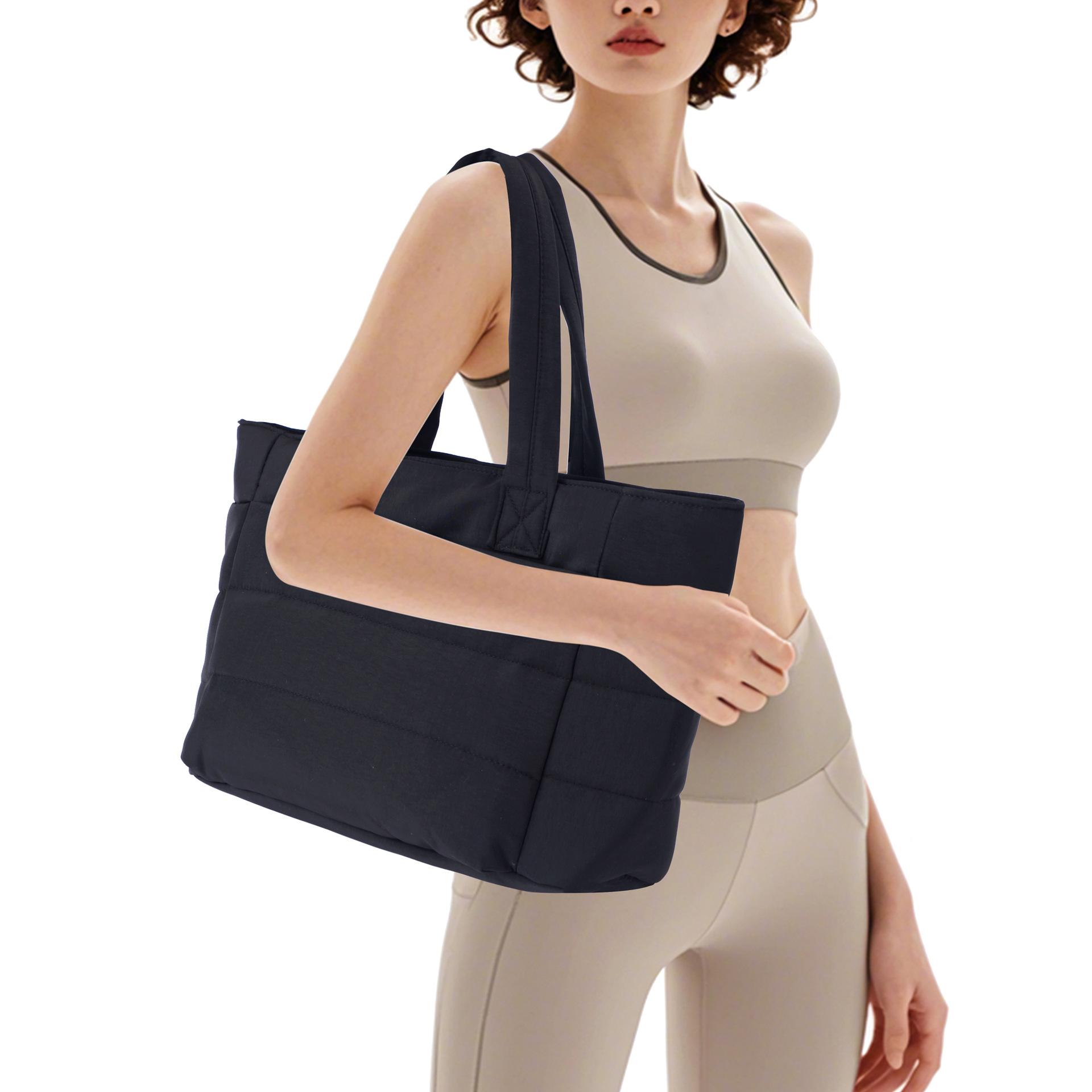 Simple handbag quilted quilted quilted fluffy large capacity tote bag fashion travel multifunctional shoulder bag 35*16*25cm чорний
Simple handbag quilted quilted quilted fluffy large capacity tote bag fashion travel multifunctional shoulder bag 35*16*25cm чорний