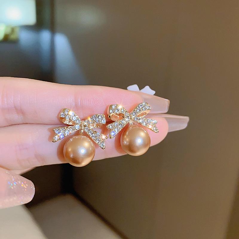 New Full Crystal Rhinestone Bowknot Pearl Stud Earring for Women Sweet Zircon Accessory Wholesale Wedding Christmas Girl Gift
New Full Crystal Rhinestone Bowknot Pearl Stud Earring for Women Sweet Zircon Accessory Wholesale Wedding Christmas Girl Gift