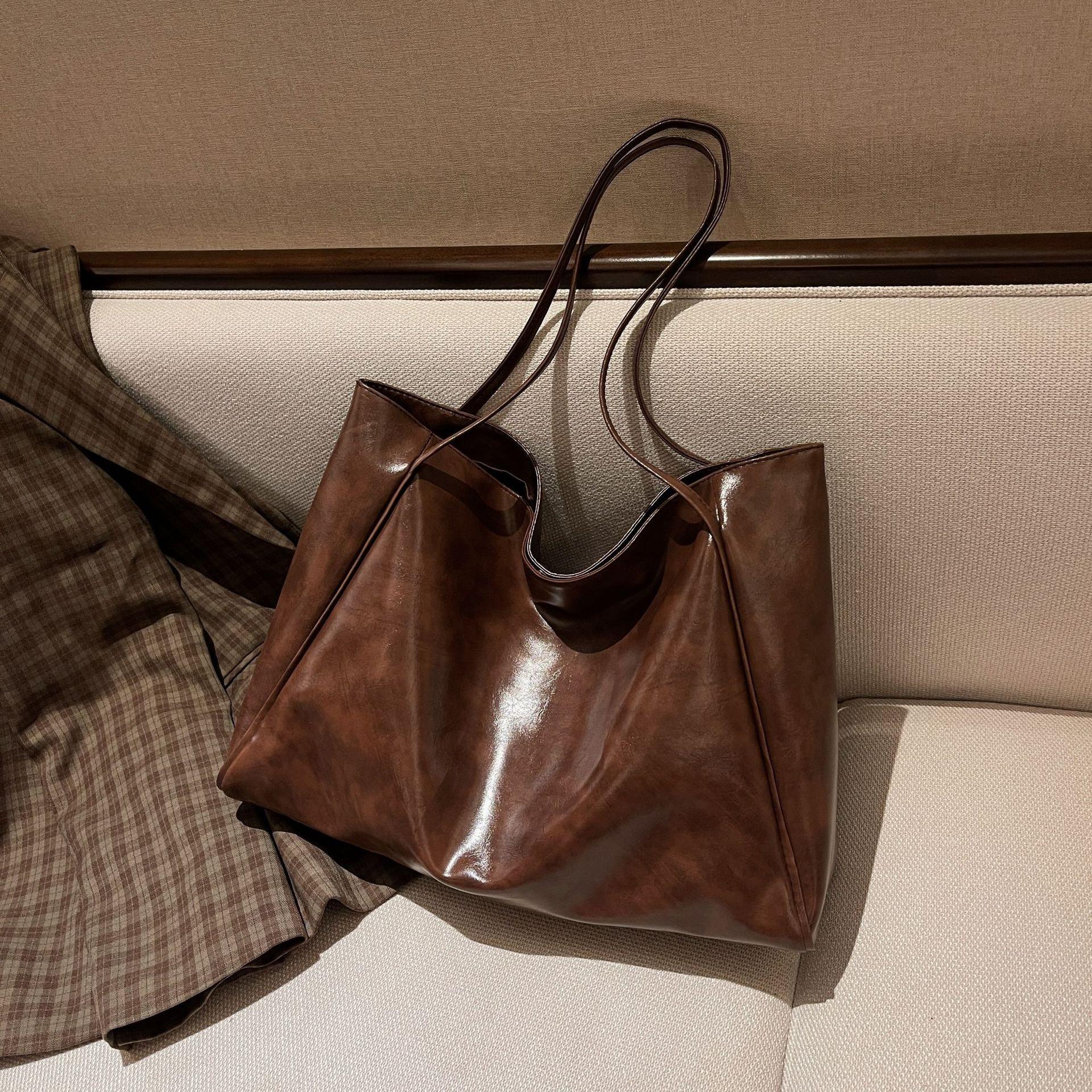 Autumn and winter new retro versatile shoulder large bag casual soft foreign trade women s bag large capacity commuter tote bag кавовий
Autumn and winter new retro versatile shoulder large bag casual soft foreign trade women s bag large capacity commuter tote bag кавовий