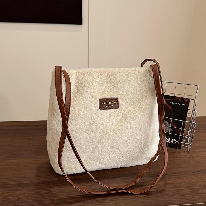 Осенняя мода плюшевая сумка женская повседневная универсальная большой вместимости сумка-тоут для поездок на работу текстурированная наплечная сумка
Осенняя мода плюшевая сумка женская повседневная универсальная большой вместимости сумка-тоут для поездок на работу текстурированная наплечная сумка