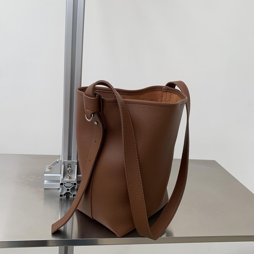 Light Retro Women s Bag Casual Simple Large Capacity Shoulder Bag Texture Lychee Pattern Crossbody Mother Bag Autumn New Style коричневий
Light Retro Women s Bag Casual Simple Large Capacity Shoulder Bag Texture Lychee Pattern Crossbody Mother Bag Autumn New Style коричневий