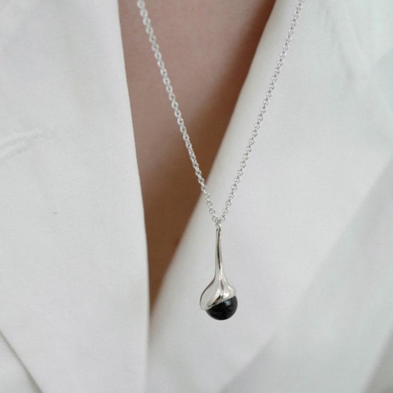 fiore stone bud necklace (onyx) Silver
fiore stone bud necklace (onyx) Silver