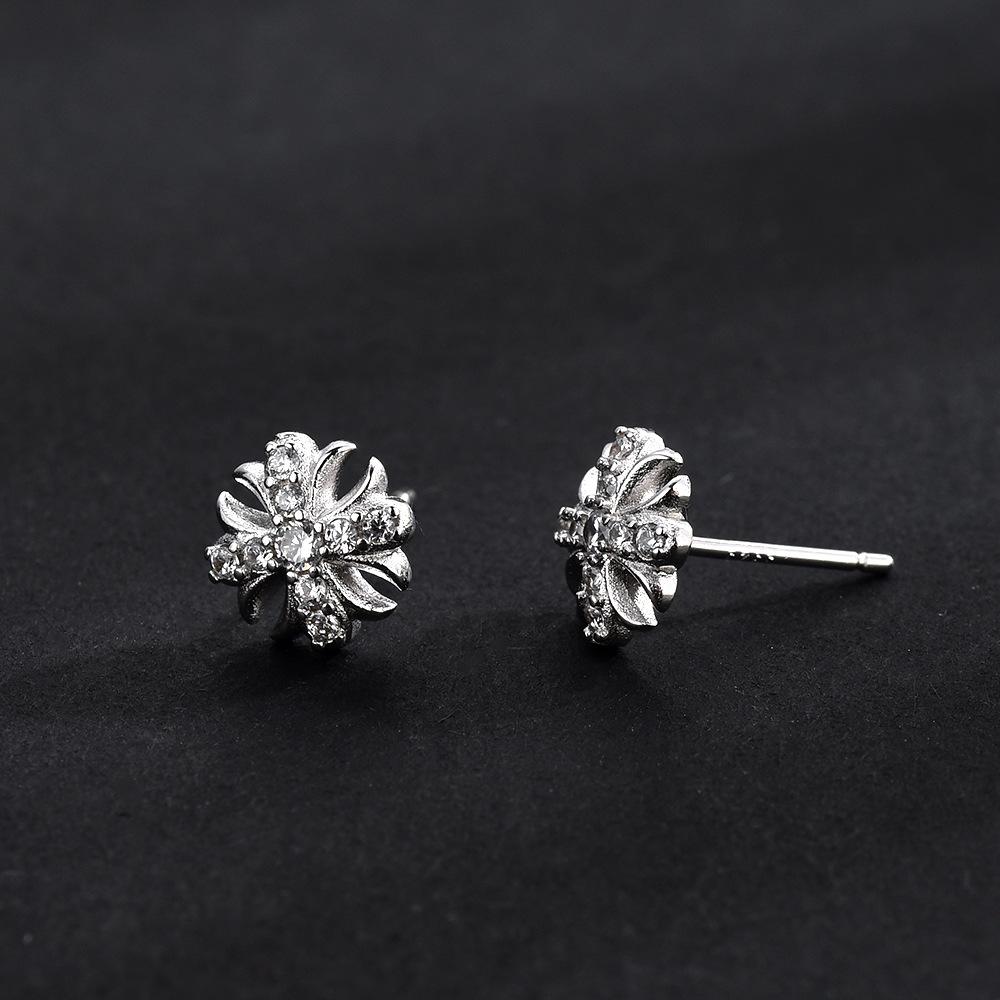 2026 Full Diamond Cross Flower Earrings Female Ear Holes S925 Ear Needles Personality Trendy Men Iris Earrings
2026 Full Diamond Cross Flower Earrings Female Ear Holes S925 Ear Needles Personality Trendy Men Iris Earrings