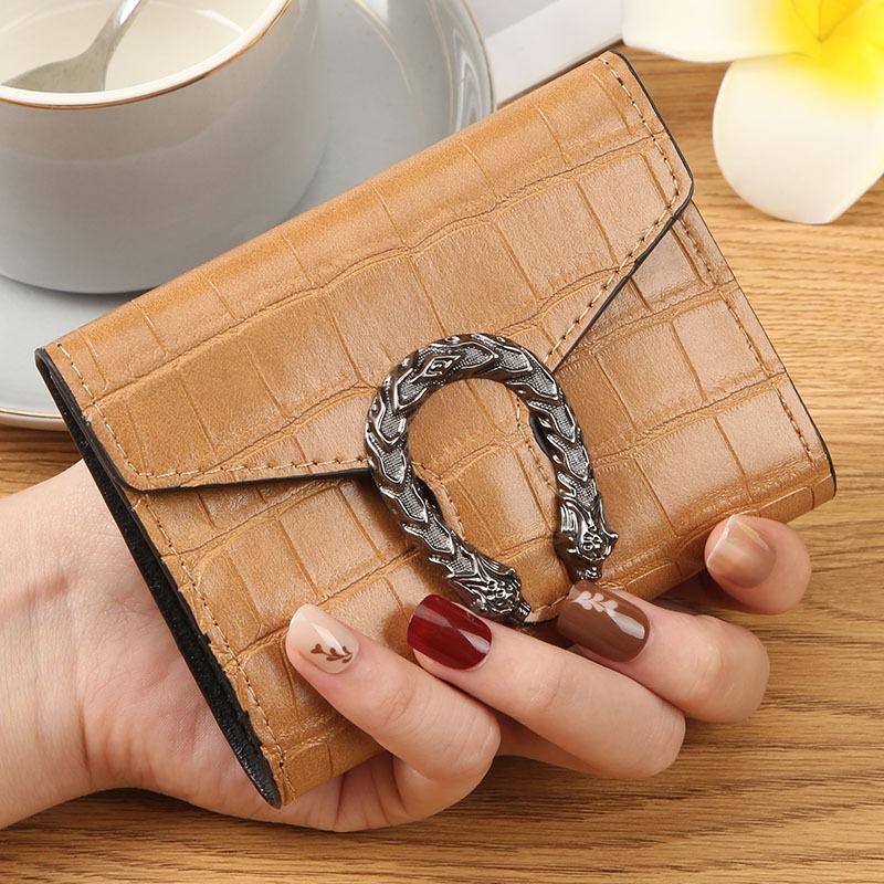Женский кошелек, короткая кожаная сумка, кошелек из крокодиловой кожи, маленькая трехсложная сумка-клатч, многофункциональная сумка для карт с несколькими отделениями. хаки
Женский кошелек, короткая кожаная сумка, кошелек из крокодиловой кожи, маленькая трехсложная сумка-клатч, многофункциональная сумка для карт с несколькими отделениями. хаки