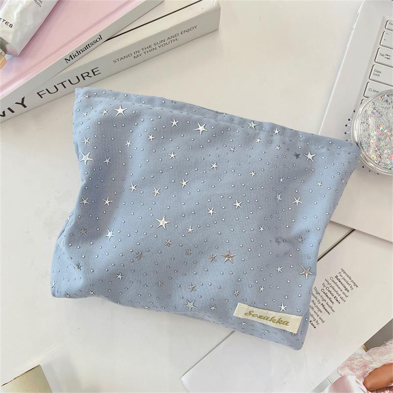 Милая блестящая косметичка с пайетками в виде звезды, большая вместимость, портативная дорожная сумка для хранения, женская простая сумка-клатч, девчачьи косметички, подарки синий
Милая блестящая косметичка с пайетками в виде звезды, большая вместимость, портативная дорожная сумка для хранения, женская простая сумка-клатч, девчачьи косметички, подарки синий